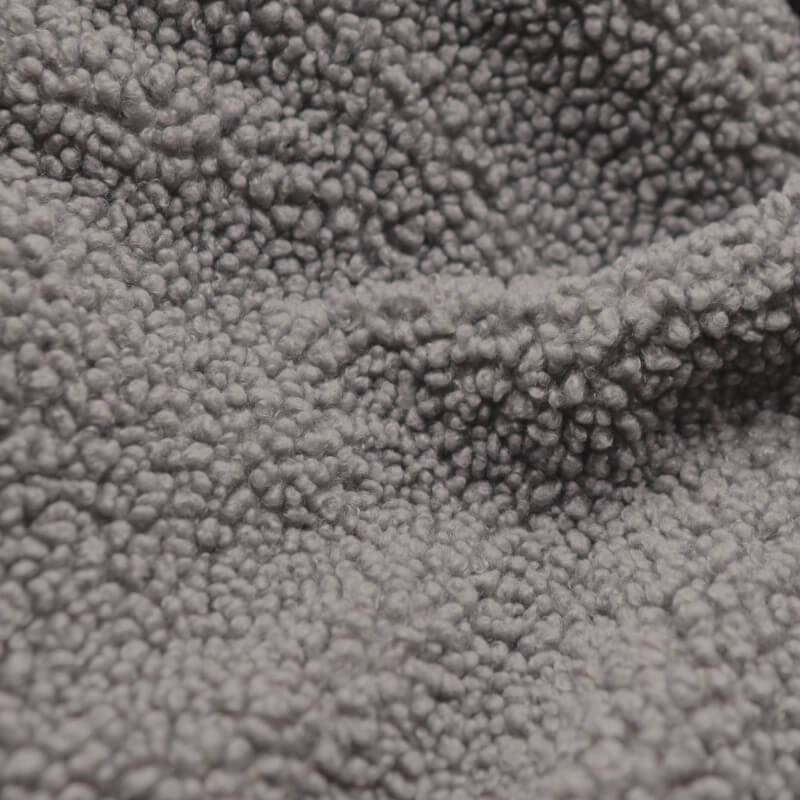 Plüschdecke von Biederlack: Die Teddyplüsch-Kuscheldecke in Dunkelgrau ist eine stilvolle Decke.