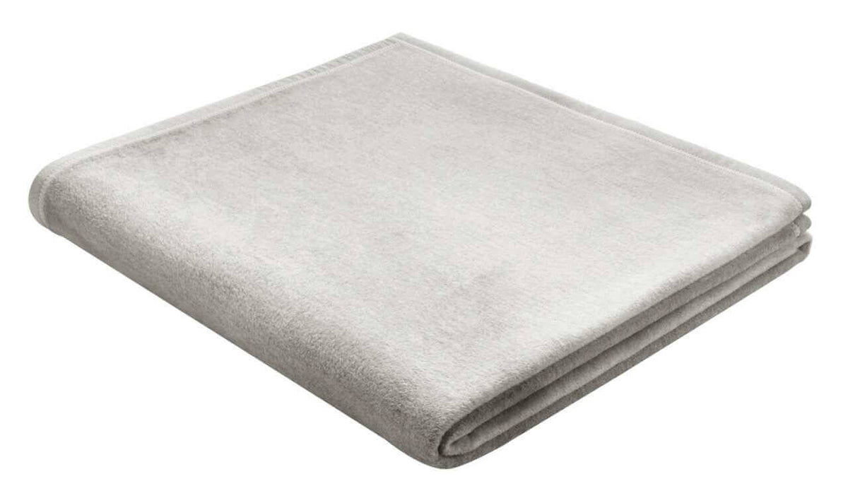Baumwolldecke Pure Cotton von Biederlack in Eisgrau mit Samtband, elegante Wohnakzente für stilvolle Gemütlichkeit.