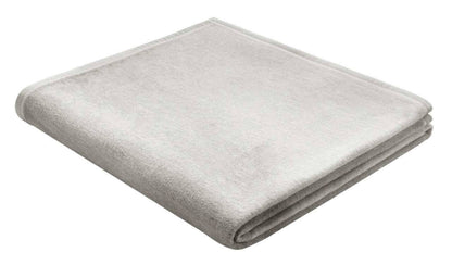 Baumwolldecke Pure Cotton von Biederlack in Eisgrau mit Samtband, elegante Wohnakzente für stilvolle Gemütlichkeit.