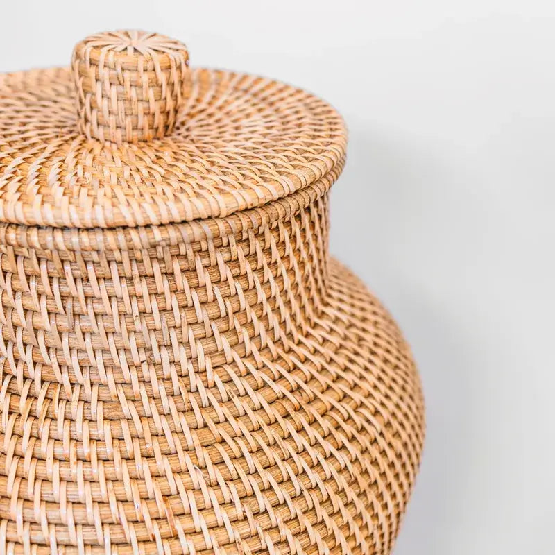 Detailaufnahme der handgeflochtenen Rattanstruktur der Bodenvase Kidung.