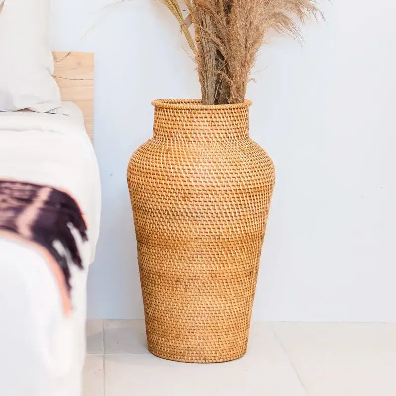 Rattan-Bodenvase Kidung mit Pampasgras, warmes Naturdesign für moderne Räume.