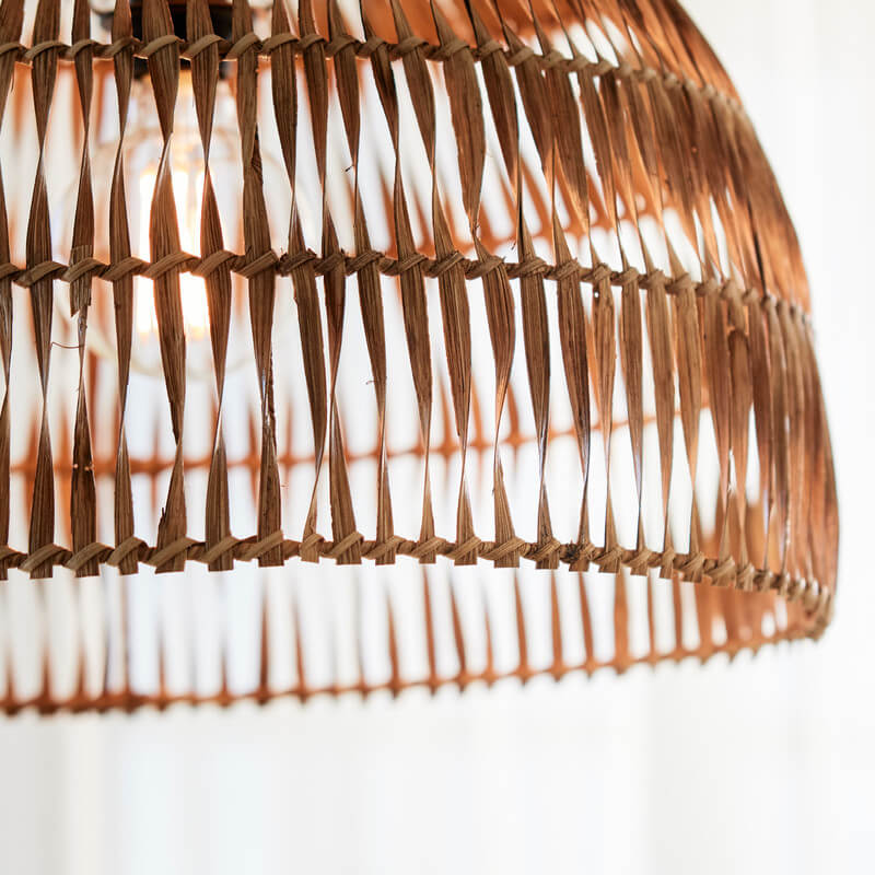 Hängelampe "Lace": Die gedrehte Rattan-Pendelleuchte im Boho-Look ist eine ausgefallene Leuchte.