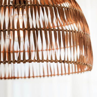 Hängelampe "Lace": Die gedrehte Rattan-Pendelleuchte im Boho-Look ist eine ausgefallene Leuchte.