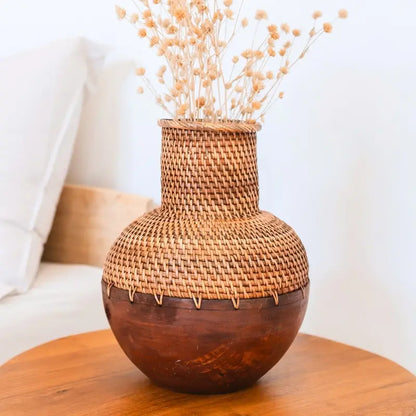 Detailaufnahme der Rattan Vase Kamari mit geflochtener Struktur und Trockenblumen