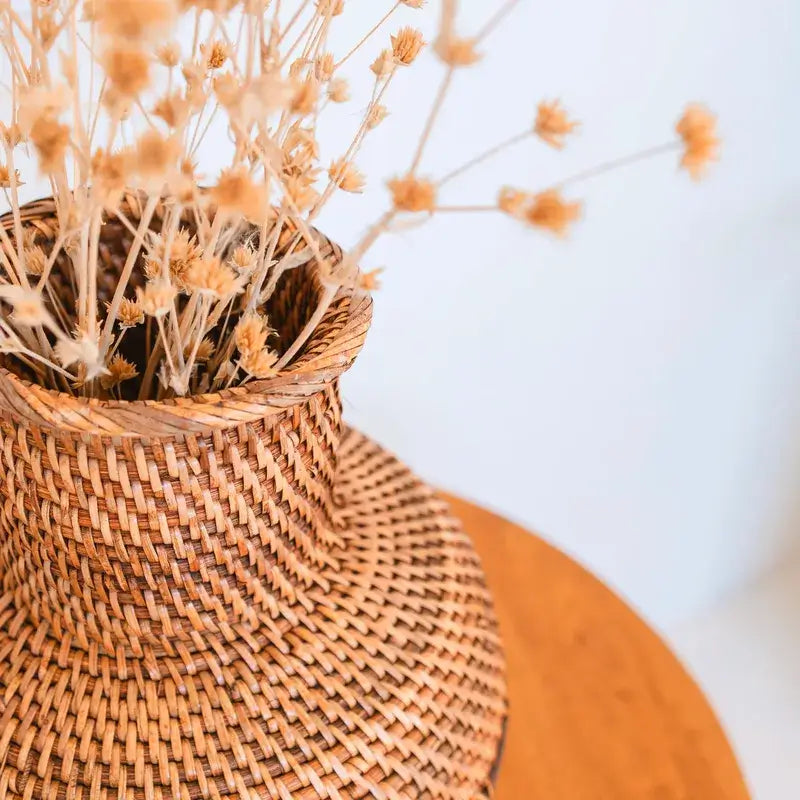 Nahaufnahme der oberen Partie der Rattan Vase Kamari mit natürlicher Flechtung