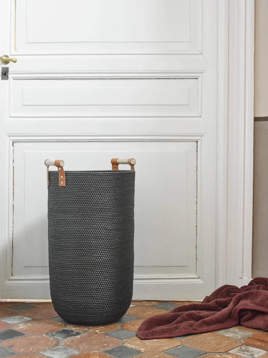 Aquanova Cino Wäschekorb aus Rattan in Schwarz: Stilvolle Wäscheaufbewahrung für Ihr Bad.