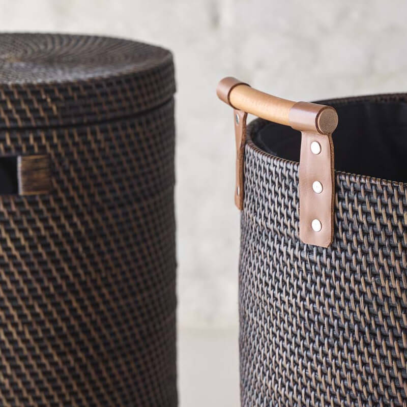 Wäschetonne Cino in Pecan Dunkelbraun aus Rattan mit Griffen – stilvoller und praktischer Wäschebehälter für das Badezimmer.