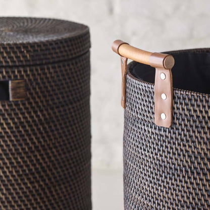 Wäschetonne Cino in Pecan Dunkelbraun aus Rattan mit Griffen – stilvoller und praktischer Wäschebehälter für das Badezimmer.