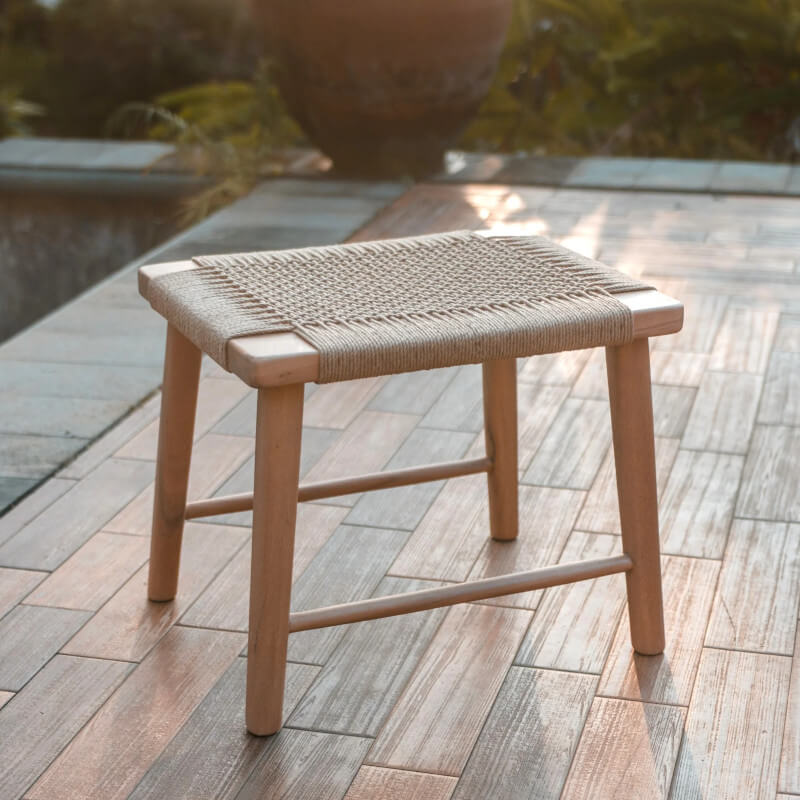 Hocker "Sunda" aus Massivholz: Der rechteckige Sitzhocker/Holzhocker mit Geflecht ist ein stilvoller Hocker.