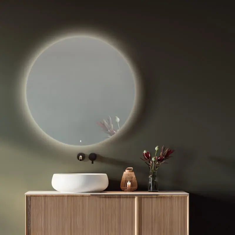 Runder LED-Badspiegel über Holz-Waschtisch – modernes Badezimmer mit warmem Licht und natürlichem Design