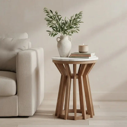Kleiner runder Beistelltisch aus Mangoholz mit edler Marmorplatte im modernen Wohnzimmer – ausgefallenes Design mit natürlicher Eleganz
