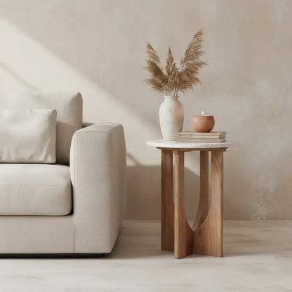 Beistelltisch Kuching im modernen Wohnzimmer – kleiner runder Tisch aus Marmor und Holz neben beigem Sofa