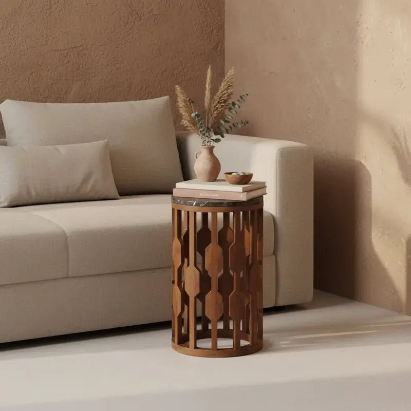 Beistelltisch Lampung aus schwarzem Marmor und Holz neben Sofa – stilvolle Ergänzung im modernen Japandi-Wohnzimmer von Raw Materials
