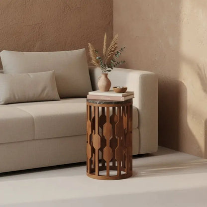 Beistelltisch Lampung aus schwarzem Marmor und Holz neben Sofa – stilvolle Ergänzung im modernen Japandi-Wohnzimmer von Raw Materials