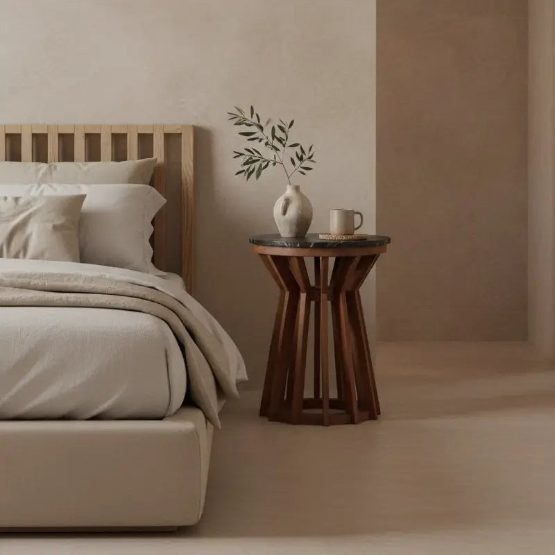 Runder Beistelltisch aus Holz mit schwarzer Marmorplatte – minimalistisches Design für moderne Interiors