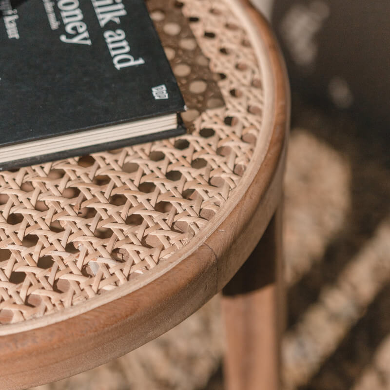 Runder Holzhocker "Caramin": Der Dekohocker/Sitzhocker mit Rattan ist ein stilvoller Hocker.