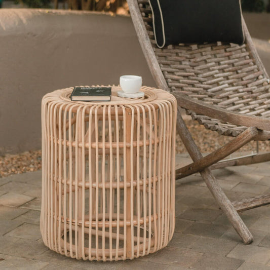 Runder Beistelltisch "Alamaya" aus Rattan: Der hohe Couchtisch im Boho-Ibiza-Stil ist ein stilvoller Tisch.