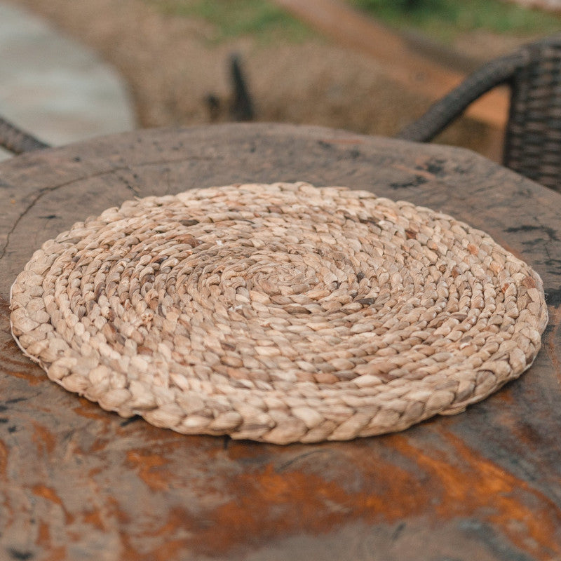 Rundes Platzset "Pandawa Soeji" aus Wasserhyazinthe: Das pflegeleichte Tischset (38cm) ist ein stilvolles Tischset.