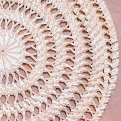 Rundes Tischset "Iluh Soeji" aus Rattan: Das Platzset im Boho-Stil ist ein stilvolles Tischset.