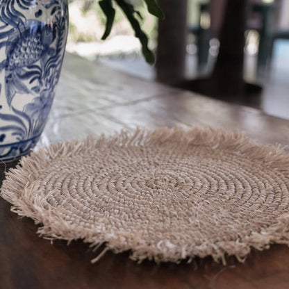 Rundes Tischset "Ambon Soeji" im Boho-Stil: Das ausgefallene Platzset mit Fransen im Ibiza-Stil ist ein stilvolles Tischset.