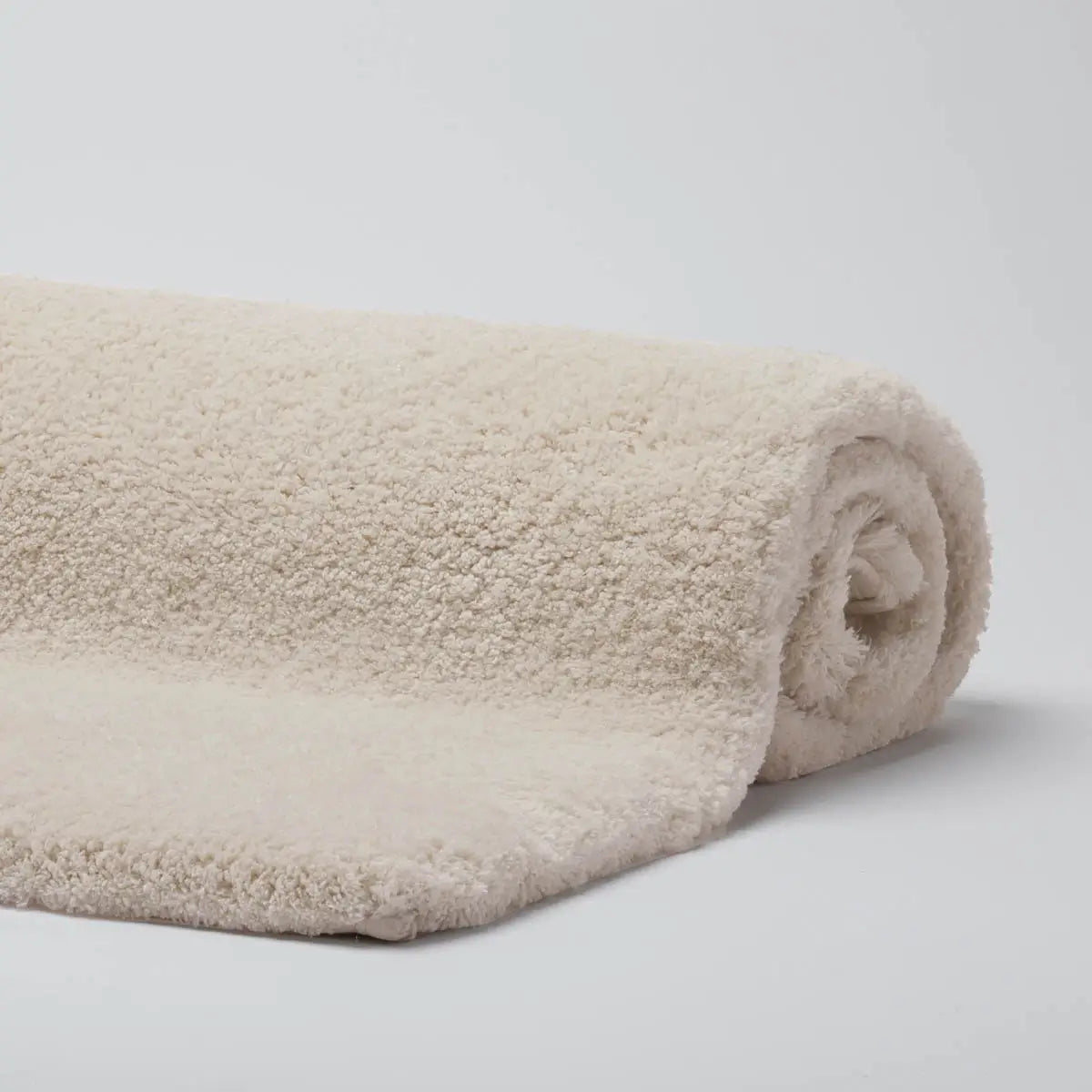 Aquanova Badteppich Mauro in Sand Beige – flauschiger, pflegeleichter und schnelltrocknender Badezimmerteppich mit rutschfester Unterseite.