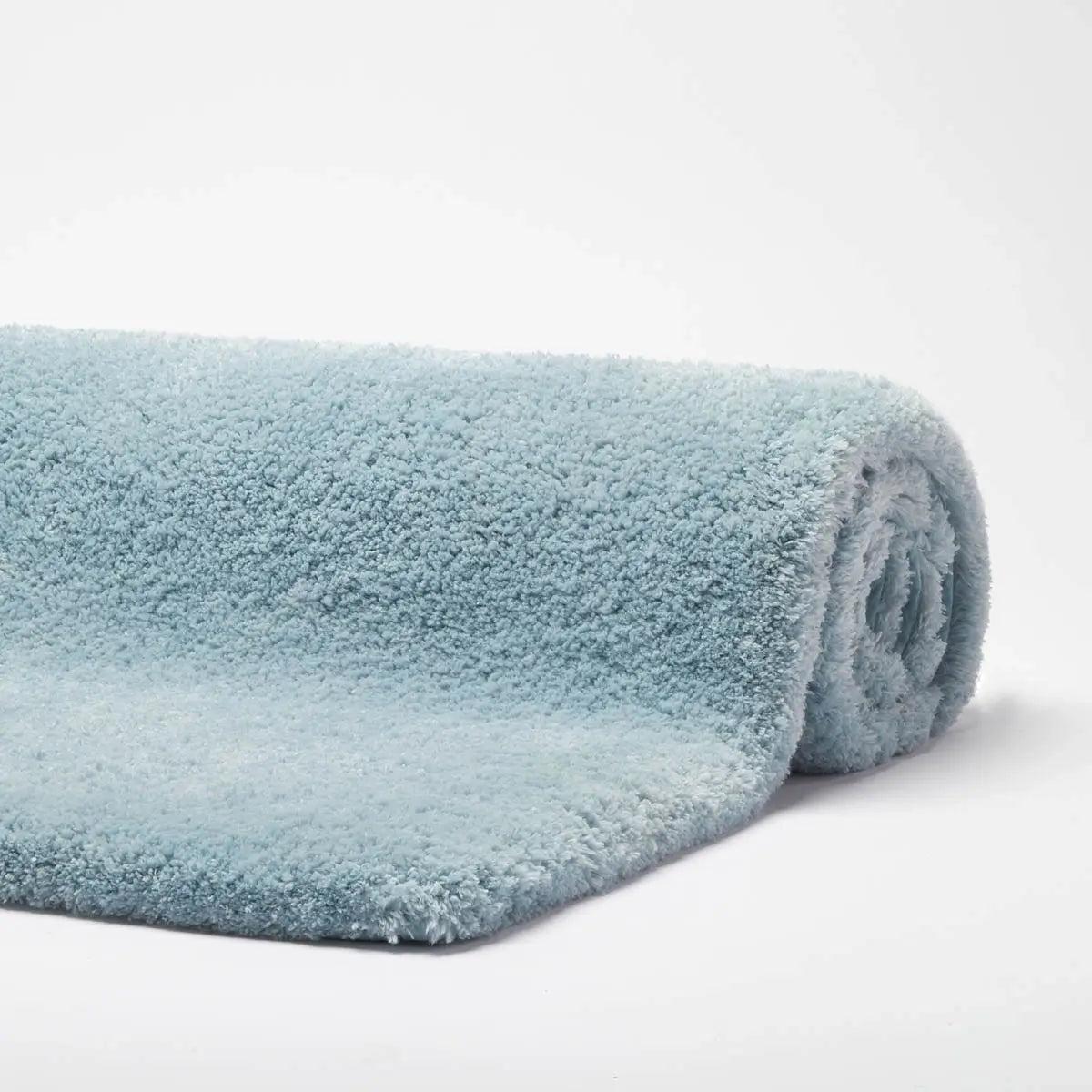 Aquanova Badteppich Mauro in Aquatic Blau Türkis – flauschiger, pflegeleichter und schnelltrocknender Badezimmerteppich mit rutschfester Unterseite.