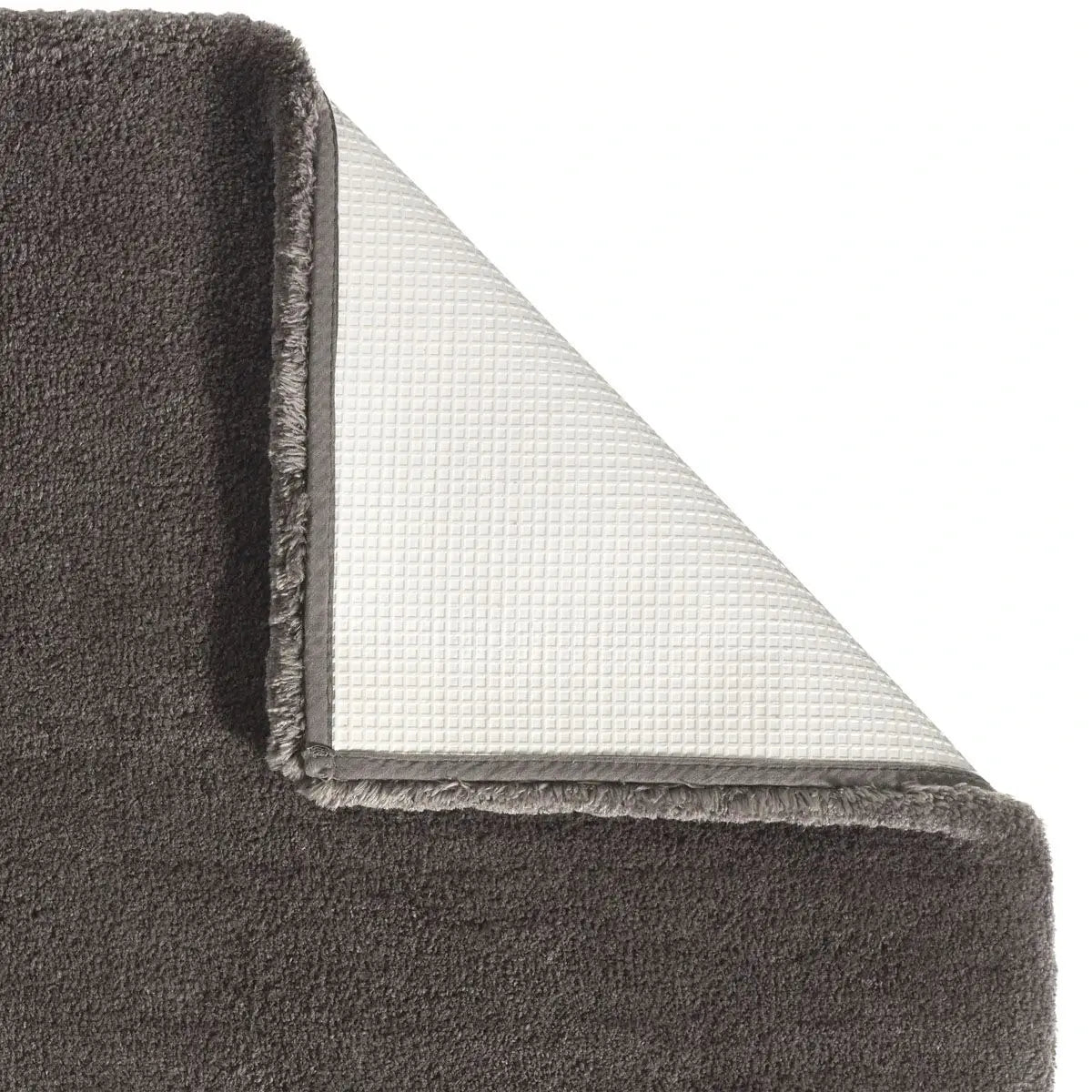 Flauschiger WC-Vorleger Mauro in Ash Braun von Aquanova in 60x60 cm – weicher und rutschfester Badteppich für ein modernes Badezimmer.