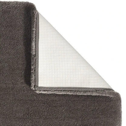 Flauschiger WC-Vorleger Mauro in Ash Braun von Aquanova in 60x60 cm – weicher und rutschfester Badteppich für ein modernes Badezimmer.