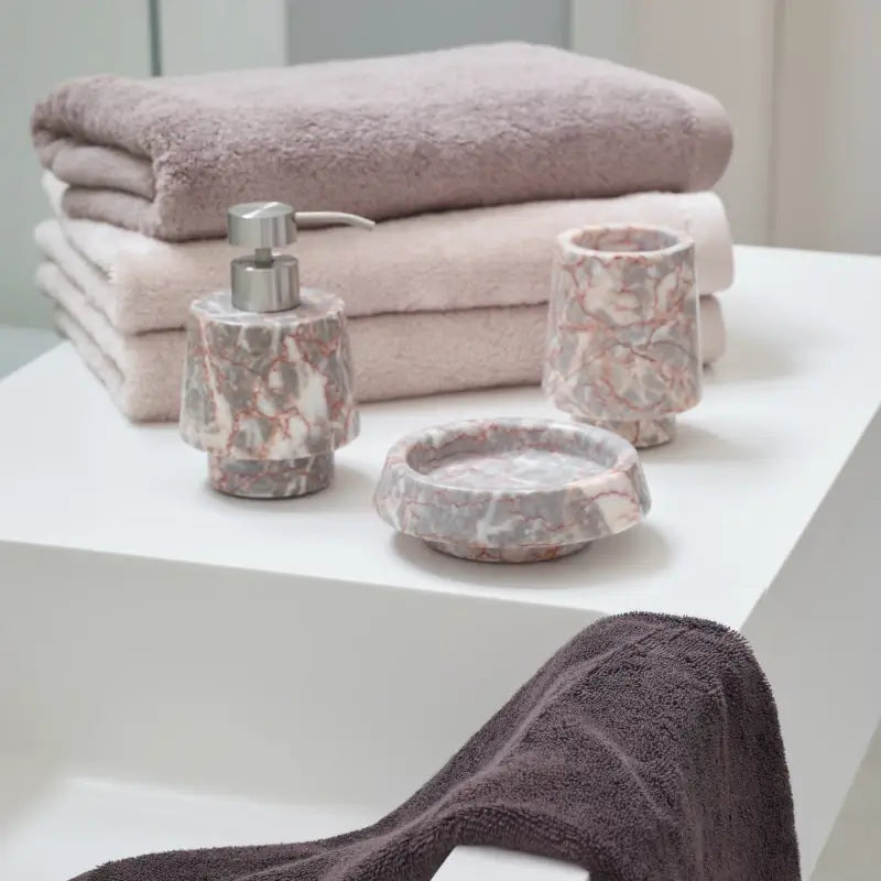 Badezimmer mit sanften Materialien und natürlichen Texturen für eine warme, entspannte Wellness-Atmosphäre.