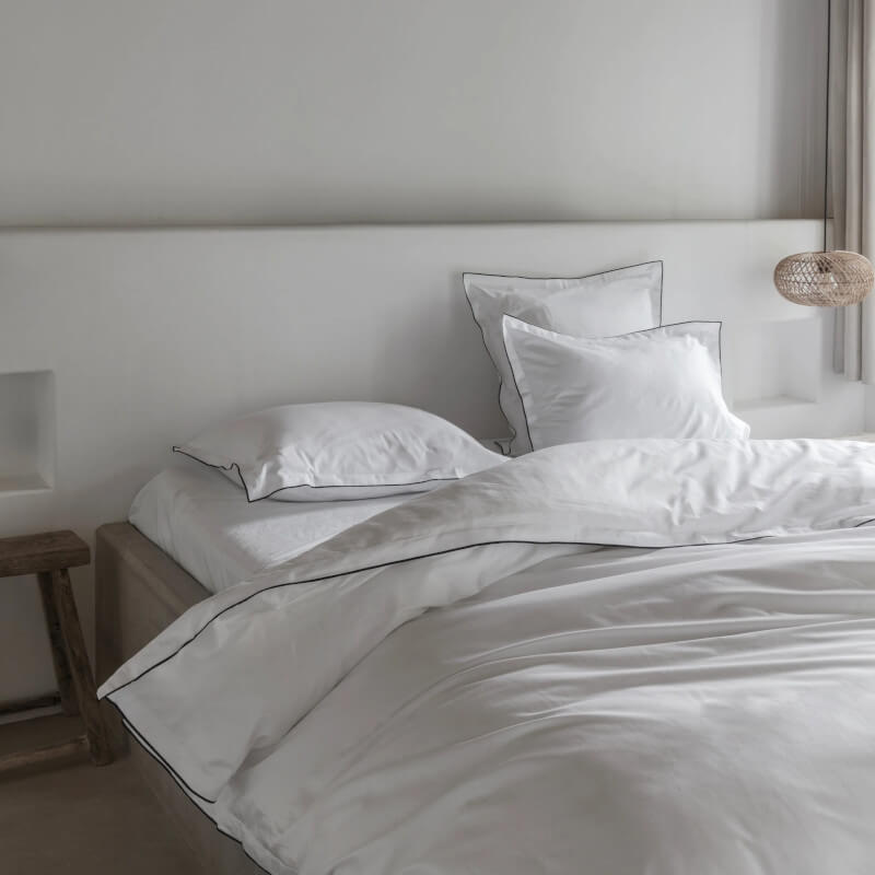 Edles Bettwäsche-Set aus weißem Satin mit schwarzer Zierpaspel – 100 % Baumwolle