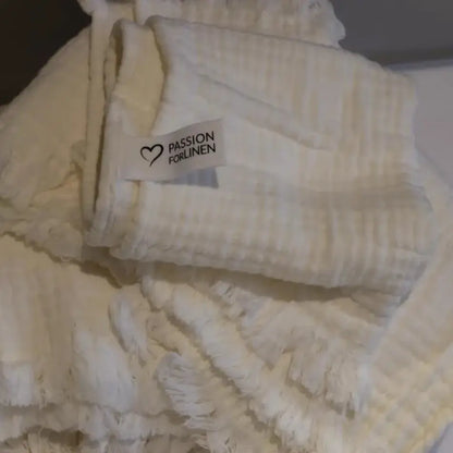 Saugstarkes Fransen-Handtuch Grimaud in Offwhite aus Baumwolle – weich und hochwertig für ein stilvolles Badezimmer.