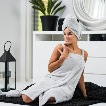 Sanfte Farben für die Sauna: Das Saunakleid "Spa" für Damen in der Farbe "Pearl Grey/Grau" ist saugstark, schnelltrocknend und angenehm.