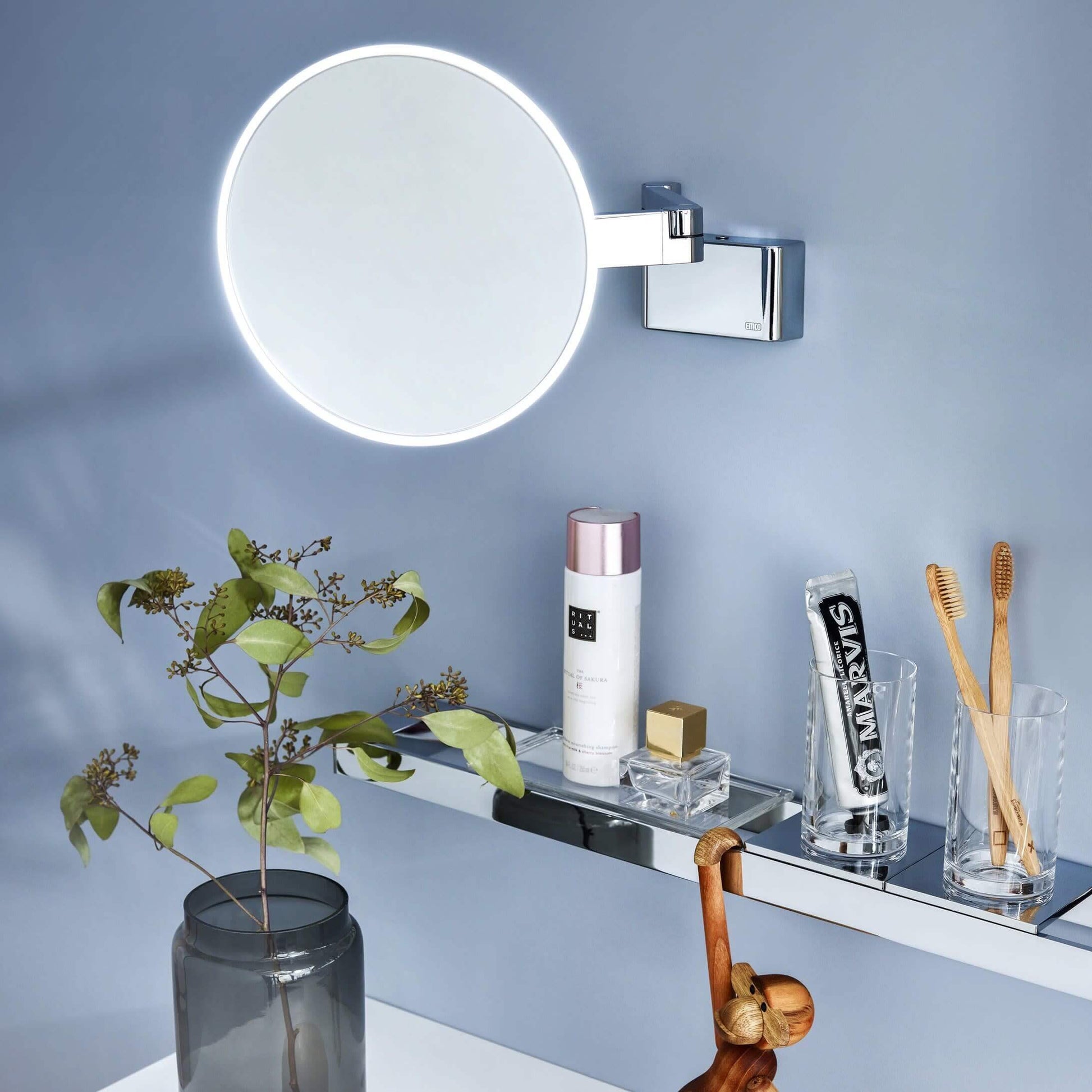 Moderner LED-Schminkspiegel von Emco mit 3-5facher Vergrößerung: Klare Sicht für Ihr perfektes Styling – dieser Schminkspiegel von Emco ist ein moderner und praktischer Helfer.