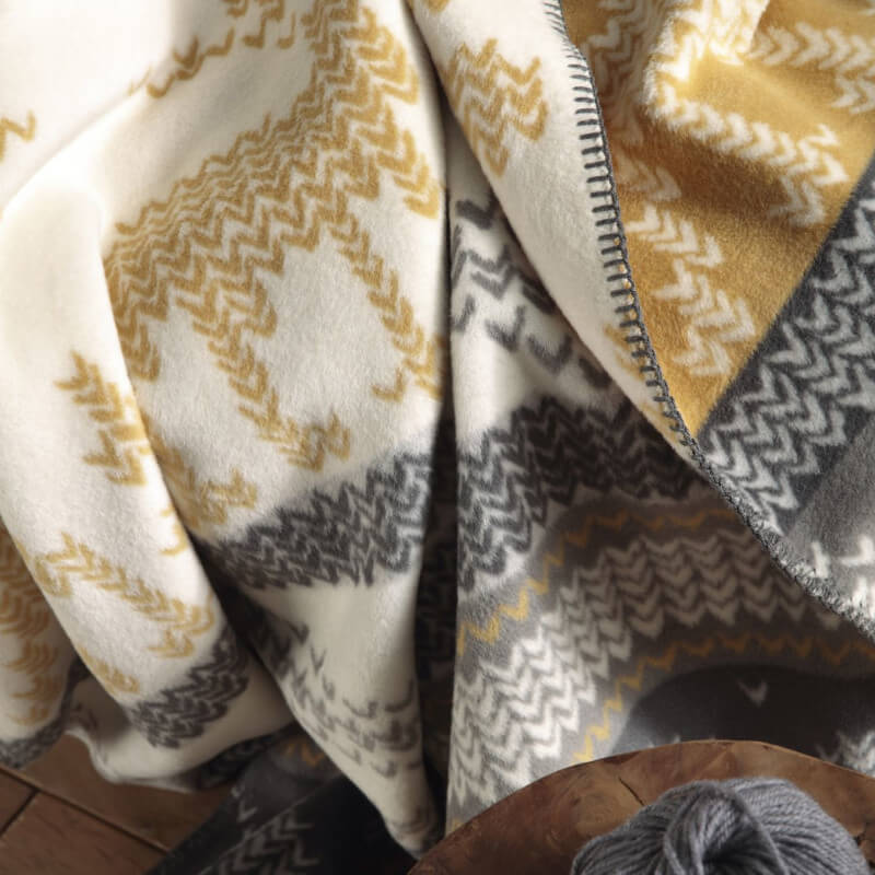 Schmusedecke mit Motiv im Alpen Chic – gemusterte Detailansicht Winter Knit Kollektion von Biederlack