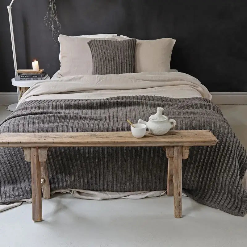 Dunkelbraune Strickdecke Bergen aus Wolle – kuschelige und stilvolle Wolldecke für ein gemütliches Zuhause.