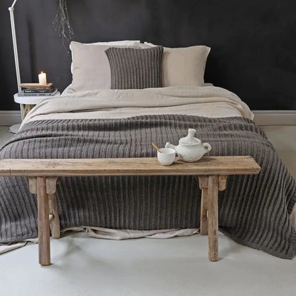 Dunkelbraune Strickdecke Bergen aus Wolle – kuschelige und stilvolle Wolldecke für ein gemütliches Zuhause.