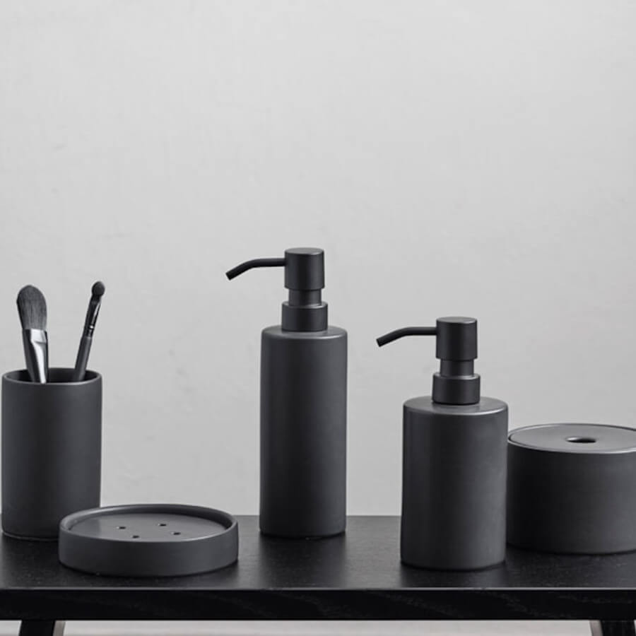 Schwarzes Badaccessoires-Set: Das moderne Set "Forte" von Aquanova in Schwarz ist ein stilvolles Badaccessoire.