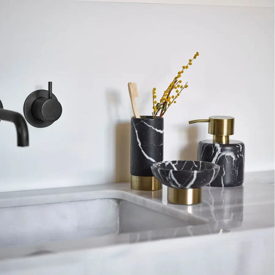 Schwarze Marmor Badezimmeraccessoires Nero im luxuriösen Badezimmer – hochwertige Ausstattung