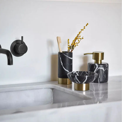 Schwarze Marmor Badezimmeraccessoires Nero im luxuriösen Badezimmer – hochwertige Ausstattung