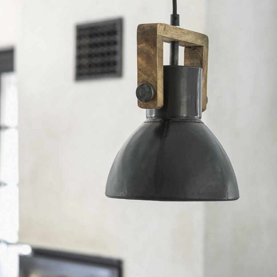Schwarze Hängelampe im Industrie-Stil: Die Metall-Hängelampe "Ashby" von PR Home mit Holzelementen ist ein stilvoller Blickfang.