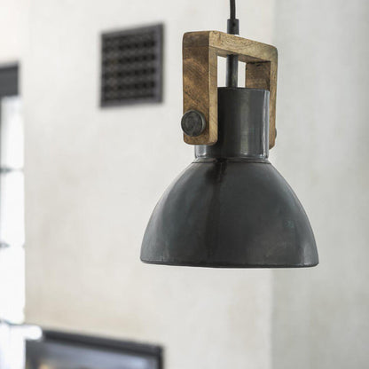 Schwarze Hängelampe im Industrie-Stil: Die Metall-Hängelampe "Ashby" von PR Home mit Holzelementen ist ein stilvoller Blickfang.