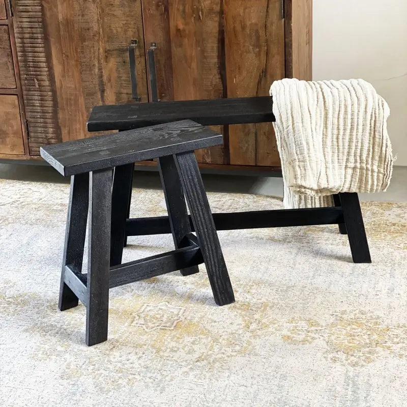 Schwarze Holzbank lang – schlichte Dekobank und Sitzbank aus Holz im zeitlosen Design