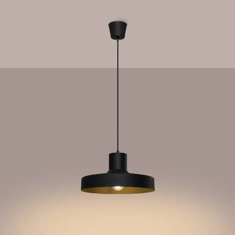 Schwarze Metall-Pendelleuchte im Wohnraum, elegante Hängelampe Bilo