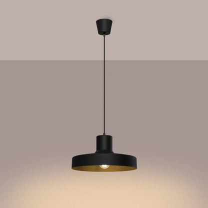 Schwarze Metall-Pendelleuchte im Wohnraum, elegante Hängelampe Bilo
