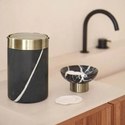 Moderne schwarze Badezimmeraccessoires aus edlem Marmor Nero, inklusive kleinem Tischeimer