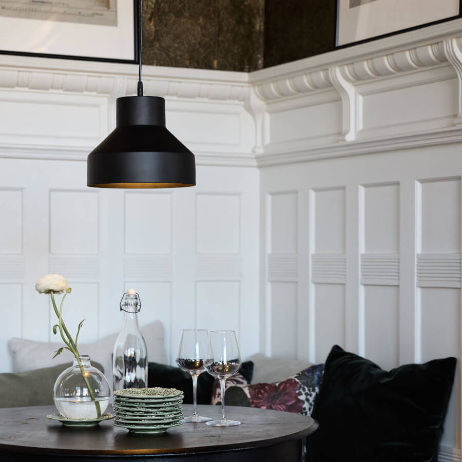 Schwarze Pendelleuchte aus Metall: Die moderne Pendelleuchte "Solo" von PR Home mit E27-LED ist ein stilvoller Blickfang.