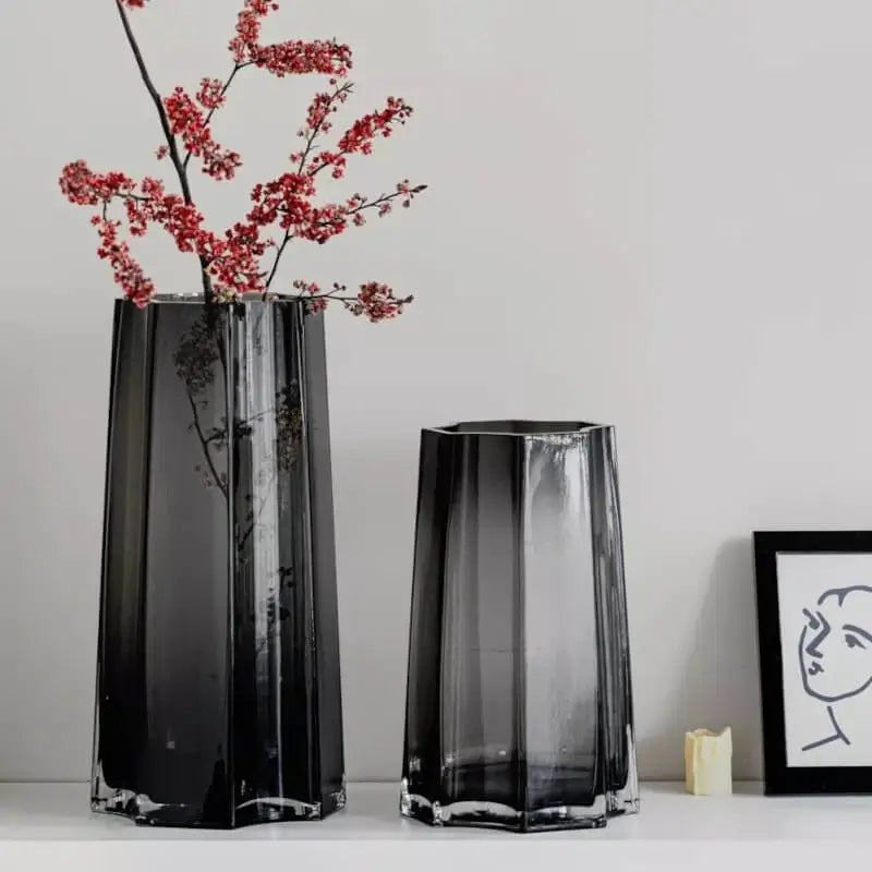 Schwarze Vasen als elegante Dekoration im modernen Wohnraum – minimalistische Design-Vasen in Schwarz auf Sideboard stilvoll arrangiert