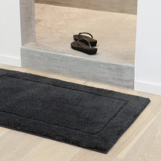 Schwarze Badezimmermatte Orlando mit Hoch-Tief-Flor, rutschfest und pflegeleicht – weicher Badteppich für sicheren Stand im Badezimmer