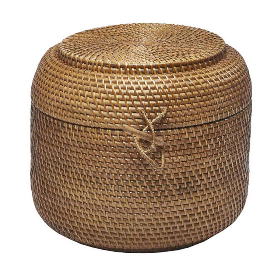 Schwarzer Rattankorb mit Deckel: Der runde Rattankorb "Cino" in Schwarz ist ein stilvoller Aufbewahrungs- und Dekokorb.