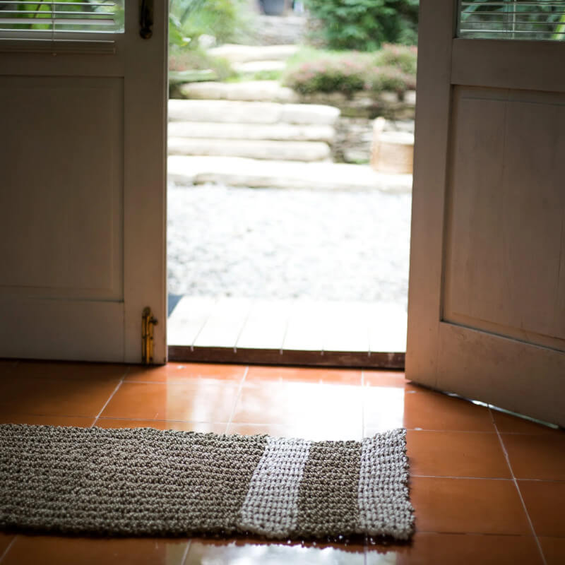 Vorleger "Sewu" aus Seegras: Der kleine Teppich ist ein praktischer Teppich für Flur oder Bad.
